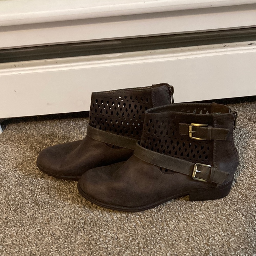 New! Brown boots with buckle.